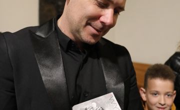 Marcin Wyrostek podczas rozdawania autografów